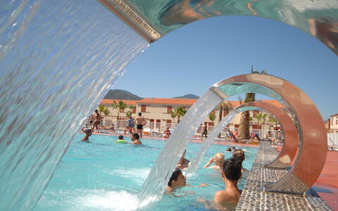 Argelès sur Mer 627: L'Eau, Ciel, Piscine, Bleu Azur, Bâtiment, Loisir, Amusement, Été, Des Loisirs