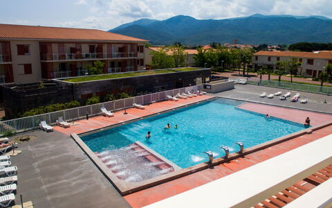 Argelès sur Mer 627: L'Eau, Ciel, Nuage, Bâtiment, Propriété, Piscine, Fenêtre, Plante, Bleu Azur, Chaise