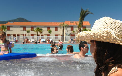 Argelès sur Mer 627: L'Eau, Ciel, Piscine, Plan D'Eau, Parapluie, Bâtiment, Loisir