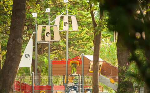 Argelès sur Mer 628: Arbre, Équipement Extérieur Play, Espace Public, Établissements Humains, Parc, Toboggan, Des Loisirs, Terrain De Jeux, Ombre, Chute