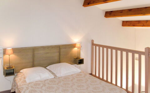 Nissan-Lez-Enserune 604: Chambre, Lit, Pièce, Meubles, Propriété, Drap De Lit, Plafond, Cadre De Lit, Literie, Mur