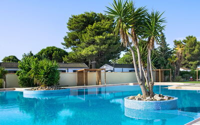 Vendres 604: L'Eau, Ciel, Plante, Piscine, Bleu Azur, Arbre, Arecales, Station Balnéaire, Paysage Naturel, Eco Hôtel