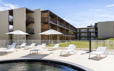 Remoulins 606: L'Eau, Ciel, Propriété, Bâtiment, Ombre, Architecture, Piscine, Design Urbain, Condominium, Immobilier