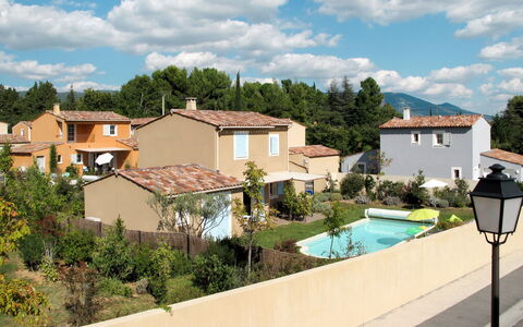 Saint Saturnin D'Apt 608: Ciel, Bâtiment, Plante, Nuage, Propriété, Fenêtre, Arbre, L'Eau, Maison, Piscine