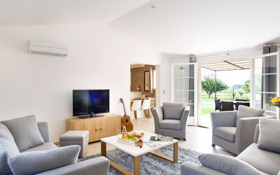 Le Clos Savornin V10Ic 608.2: Propriété, Meubles, Canapé, Cadre, Plante D'Appartement, Salon, Design Intérieur, Ombre, Plante, Sol