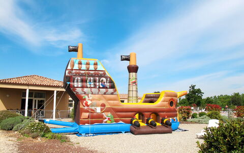 Aubignan 602: Ciel, Équipement Extérieur Play, Des Loisirs, Parc Aquatique, Été, Amusement, Vacances, Maison, Terrain De Jeux