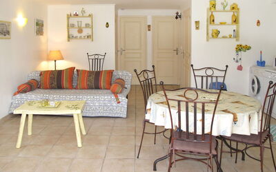 Les Lauriers (Mlm112) 603.2: Meubles, Pièce, Propriété, Design Intérieur, Sol, Salon, Table, Bâtiment, Mur, Maison