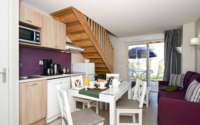 Odalys Référence le Mas des Alpilles 613.2: Pièce, Meubles, Propriété, Design Intérieur, Bâtiment, Violet, Maison, Sol, Cuisine, Plafond