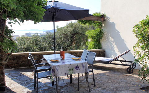 Le Lavandou 604: Propriété, Meubles, Patio, Table, Maison, Arrière-Cour, Cour, Tableau De Plein Air, Bâtiment, Immobilier