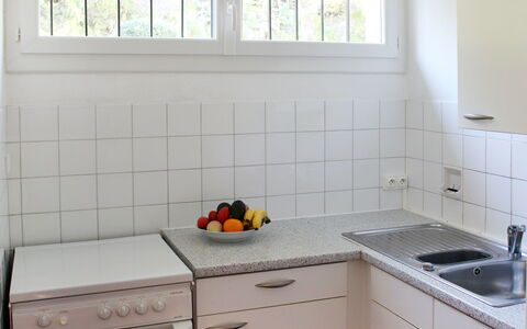 Le Lavandou 604: Comptoir, Tuile, Pièce, Propriété, Cuisine, Cabinetry, Meubles, Sol, Design Intérieur, Évier