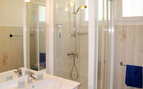 Le Lavandou 604: Salle De Bains, Pièce, Propriété, Design Intérieur, Luminaire Plomberie, Mur, Tuile, Plafond, Sol, Bâtiment