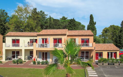 Port Grimaud 615: Nuage, Ciel, Plante, Propriété, Fenêtre, Bâtiment, Arbre, Architecture, Lot Terre, Maison