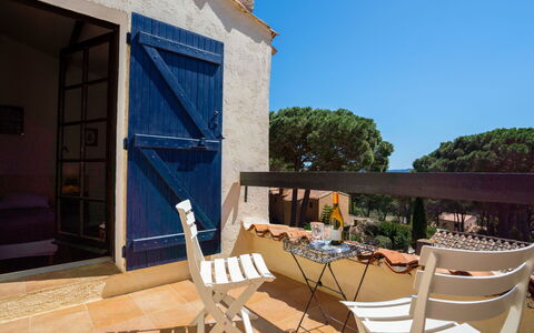Domaine des Restanques: Ciel, Ombre, Bois, Chaise, Mobilier De Jardin, Loisir, Paysage, Design Urbain, Porte, Toit