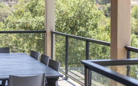 Bruyères 1: Propriété, Meubles, Ciel, Table, Chaise, Design Intérieur, Bois, Ombre, Architecture, Sol