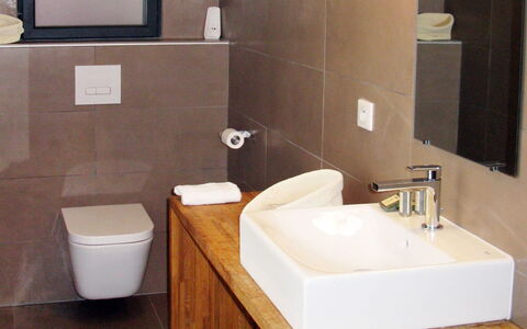Bruyères 1: Salle De Bains, Pièce, Propriété, Armoire De Toilette, Sol, Évier, Robinet, Luminaire Plomberie, Design Intérieur, Accessoire Salle De Bain