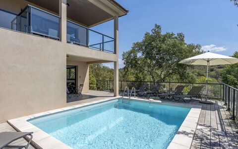 Bruyères 1: L'Eau, Propriété, Ciel, Bâtiment, Piscine, Bleu Azur, Plante, Ombre, Rectangle, Mobilier De Jardin