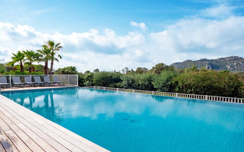 Porto Vecchio 658: L'Eau, Nuage, Ciel, Propriété, Piscine, Bleu Azur, Arbre, Plante, Mobilier De Jardin, Paysage Naturel