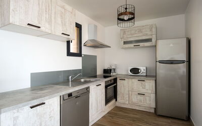 T3 Vue Mer 662.1: Propriété, Pièce, Meubles, Cabinetry, Cuisine, Comptoir, Design Intérieur, Bâtiment, Sol, Maison