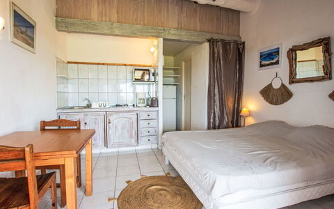 Pinarellu 603: Meubles, Lit, Chambre, Design Intérieur, Sol, Sol, Drap De Lit, Plafond, Literie, Cadre De Lit