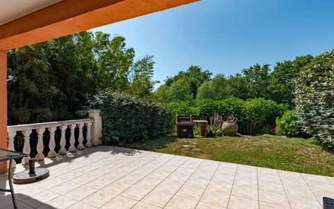 Ghisonaccia 628: Plante, Ciel, Ombre, Arbre, Bois, Herbe, Chalet, Porche, Zone Résidentielle, Immobilier