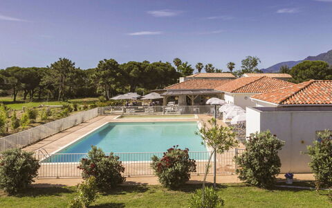 Moriani-Plage 614: Plante, Nuage, L'Eau, Ciel, Bâtiment, Piscine, La Nature, Ombre, Arbre, Plan D'Eau