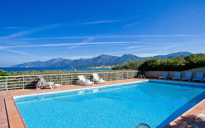 Saint-Florent 606: Ciel, L'Eau, Propriété, Piscine, Bleu, Rectangle, Arbre, Mobilier De Jardin, Plan D'Eau, Nuage