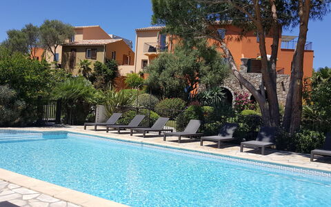 Calvi 610: L'Eau, Plante, Propriété, Ciel, Bâtiment, Bleu Azur, Piscine, Arbre, Ombre, Architecture