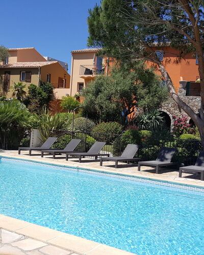 Calvi 610: L'Eau, Plante, Propriété, Ciel, Bâtiment, Bleu Azur, Piscine, Arbre, Ombre, Architecture