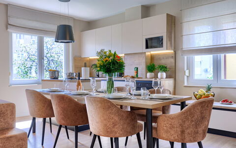 Marina: Meubles, Table, Fenêtre, Chaise, Comptoir, Bleu Azur, Cabinetry, Cuisine, Bois, Design Intérieur