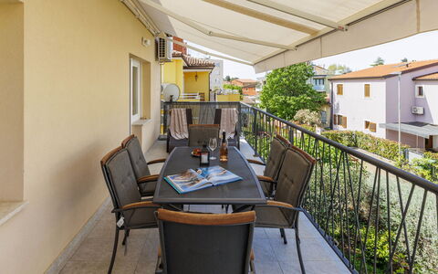 Marina: Plante, Table, Meubles, Chaise, Pot De Fleur, Plante D'Appartement, Bâtiment, Bois, Design Intérieur, Sol