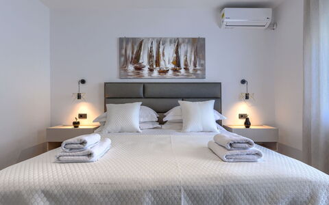 Marina: Lit, Meubles, Chambre, Design Intérieur, Literie, Drap De Lit, Sol, Sol, Textile, Cadre De Lit