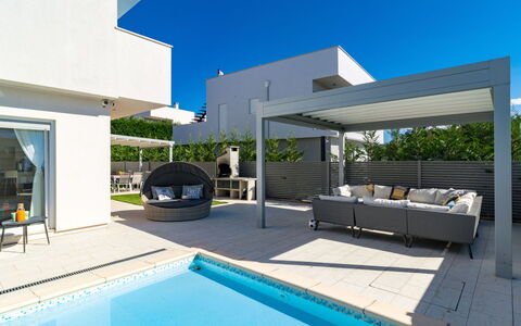 Villa Virtus: Propriété, Bâtiment, Piscine, Maison, Immobilier, Architecture, Domicile, Design Intérieur, Biens, Villa