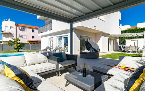 Villa Virtus: Propriété, Bâtiment, Design Intérieur, Pièce, Salon, Meubles, Immobilier, Domicile, Maison, Appartement