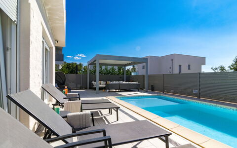 Villa Virtus: Propriété, Maison, Bâtiment, Architecture, Domicile, Immobilier, Piscine, Zone Résidentielle, Appartement, Conception