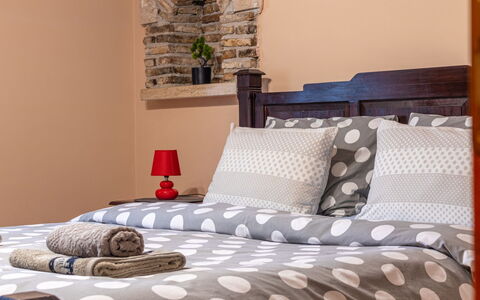 Pazin 615: Meubles, Lit, Literie, Chambre, Drap De Lit, Design Intérieur, Linge, Textile, Throw Pillow, Pièce