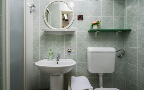 Pina: Lavabo, Salle De Bains, Luminaire Plomberie, Évier, Mur, Siège De Toilette, Toilette, Robinet, Sol, Design Intérieur