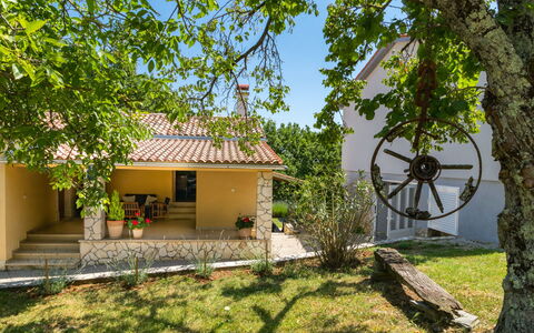 Mariva: Plante, Bâtiment, Ciel, Fenêtre, Porte, Maison, Lot Terre, Arbre, Ombre, Herbe