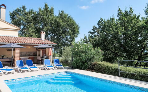 Mariva: L'Eau, Plante, Ciel, Nuage, Bleu, Piscine, Bâtiment, Bleu Azur, Arbre, Ombre