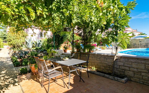 Poreč 606: Table, Plante, Meubles, Pot De Fleur, Chaise, Ciel, Bâtiment, Mobilier De Jardin, Tableau De Plein Air, Ombre