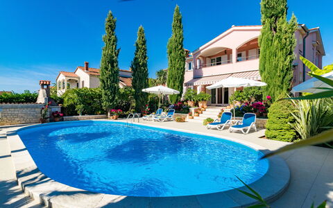 Poreč 606: L'Eau, Jour, Propriété, Ciel, Plante, Bâtiment, Bleu, Vert, Bleu Azur, La Nature