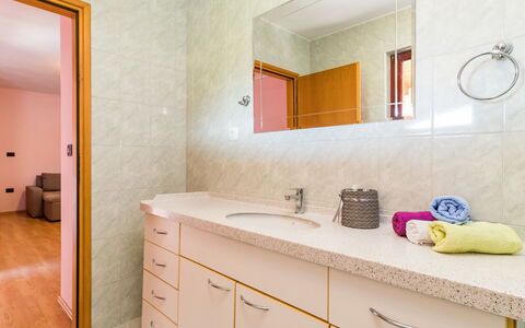 Poreč 607: Salle De Bains, Pièce, Propriété, Design Intérieur, Mur, Tuile, Meubles, Jaune, Sol, Immobilier