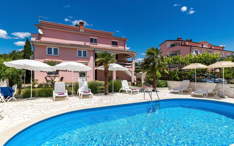 Poreč 607: L'Eau, Ciel, Bâtiment, Nuage, Plante, Propriété, Bleu, Bleu Azur, Piscine, Plan D'Eau
