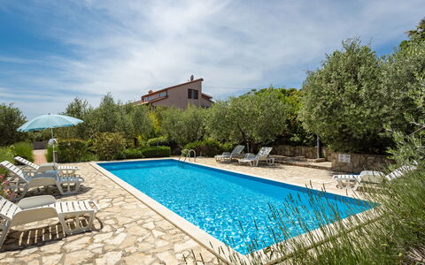 Poreč 608: L'Eau, Nuage, Ciel, Plante, Piscine, Bleu Azur, Bâtiment, Arbre, Rectangle, Paysage Naturel