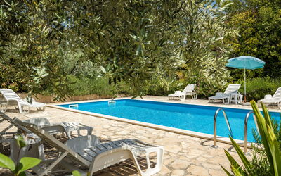 Poreč 608: L'Eau, Plante, Meubles, Propriété, Piscine, Chaise, Ombre, Mobilier De Jardin, Arbre, Rectangle