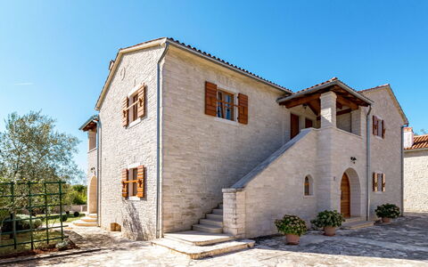 Poreč 614: Ciel, Plante, Fenêtre, Bâtiment, Arbre, Lot Terre, Porte, Maison, Chalet