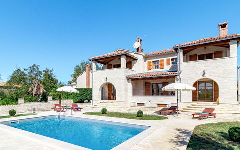Poreč 614: L'Eau, Plante, Ciel, Bâtiment, Fenêtre, Piscine, Maison, Arbre, Loisir, Zone Résidentielle
