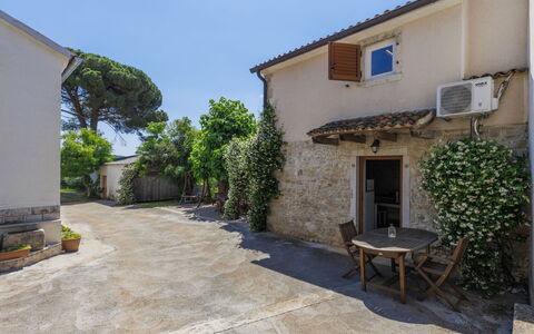 Poreč Kaštelir 629: Plante, Ciel, Bâtiment, Propriété, Fenêtre, Surface De La Route, Lot Terre, Maison, Pot De Fleur, Ombre