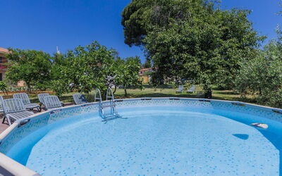 Poreč Kaštelir 629: L'Eau, Ciel, Plante, Piscine, Bleu Azur, Bleu, Rectangle, Paysage Naturel, Arbre
