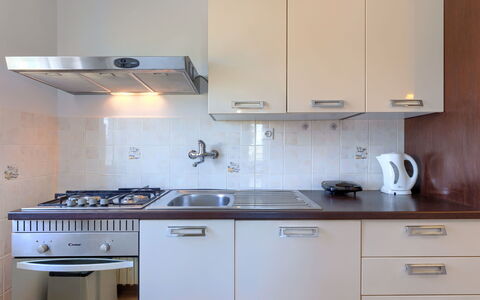 Jurican: Cabinetry, Comptoir, Propriété, Bâtiment, Evier, Cuisinière, Cuisine, Appareil De Cuisine, Électroménager, Bois