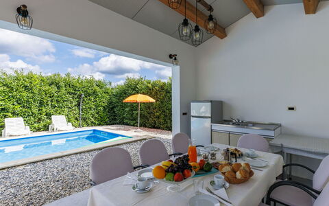 Jurican: Piscine, Domicile, Composite, Biens, Recours, Plante D'Appartement, Chaise, Pot De Fleur, Ombre, Ferme